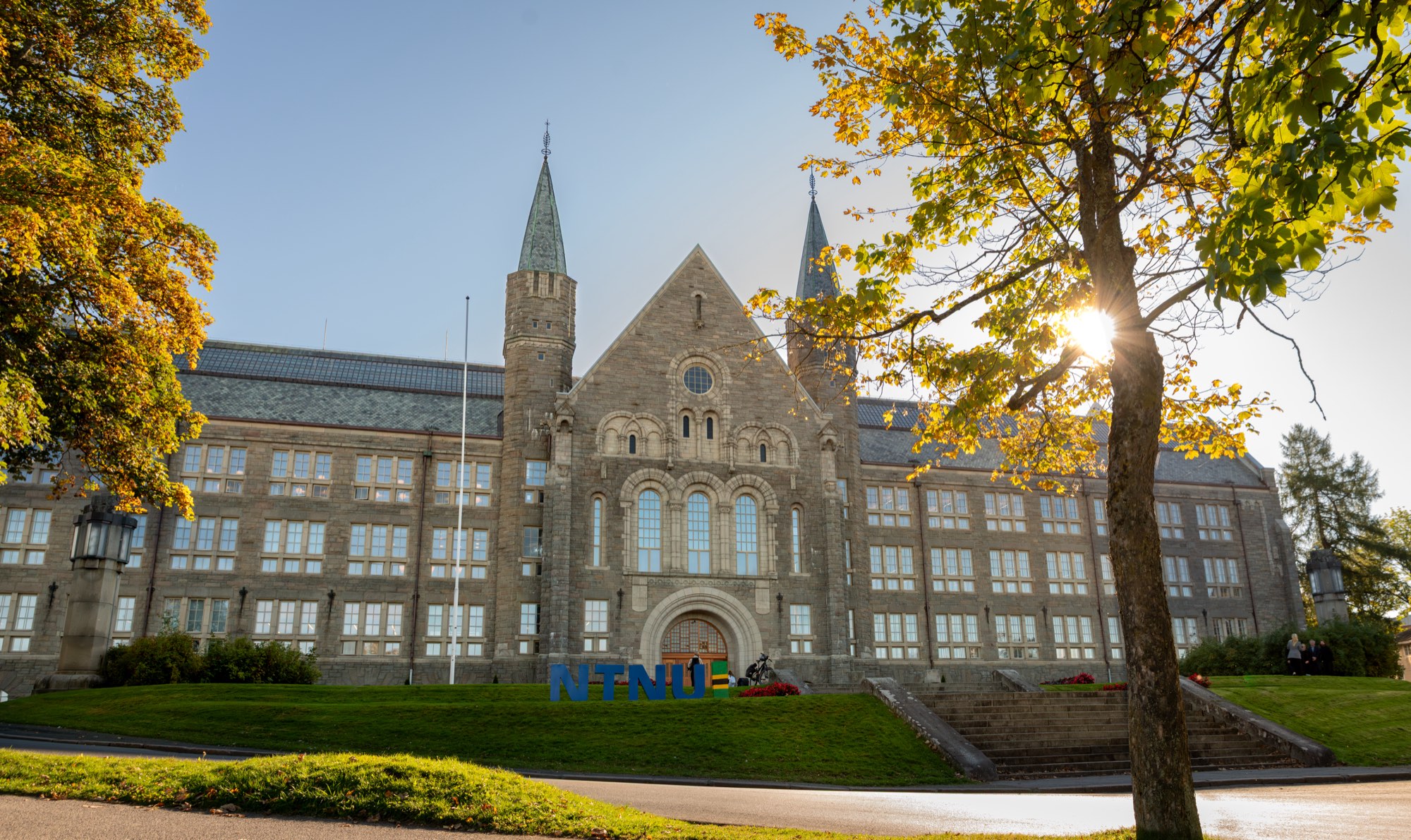 Students at NTNU campus